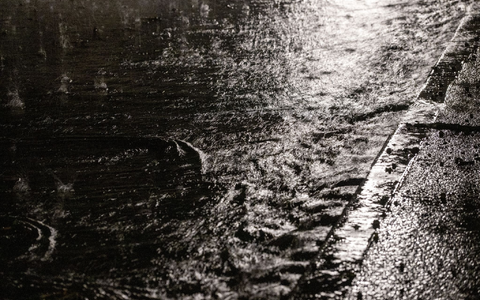 In Heldburg (Thüringen) konnte die Kanalisation die Wassermassen zeitweise nicht mehr aufnehmen. - Foto: Pia Bayer/dpa