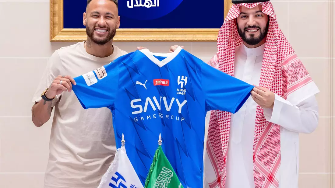 Neymar (l) mit Fahad Bin Saad Bin Nafel, Vorstandsvorsitzender von Al-Hilal. - Bild: -/Al Hilal Club Media Center/AP/dpa