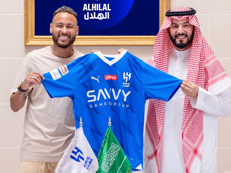Neymar (l) mit Fahad Bin Saad Bin Nafel, Vorstandsvorsitzender von Al-Hilal. - Foto: -/Al Hilal Club Media Center/AP/dpa