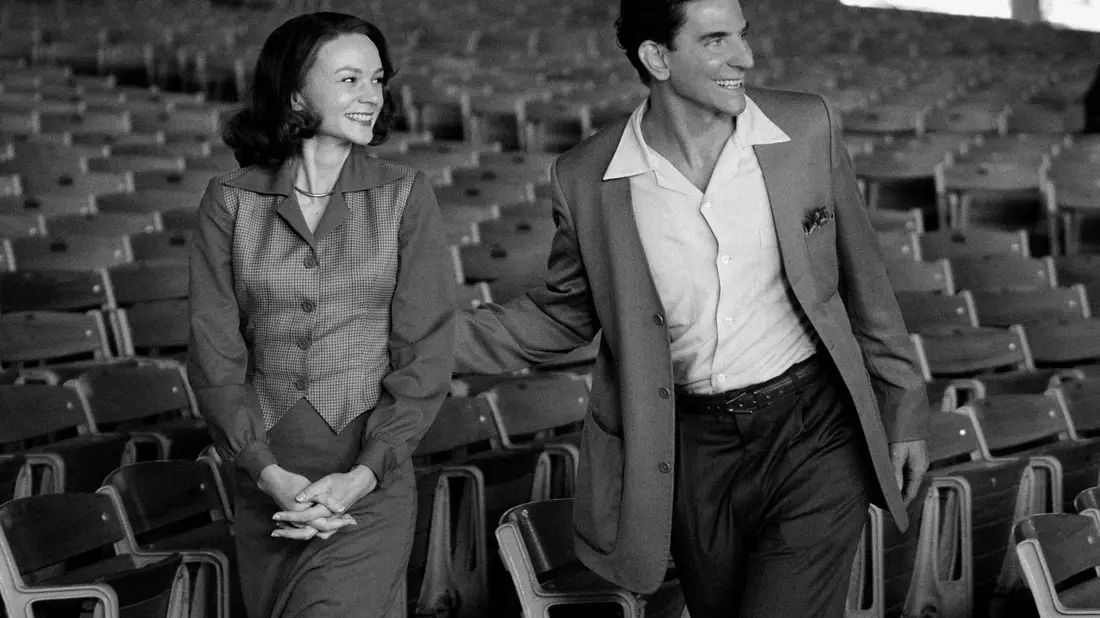 Carey Mulligan als Felicia Montealegre und Bradley Cooper als Leonard Bernstein in «Maestro». - Bild: Cr. Jason McDonald/Netflix © 2023/dpa