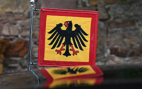 Die Standarte des Bundespräsidenten ist an einer Limousine zu sehen. - Foto: Swen Pförtner/dpa