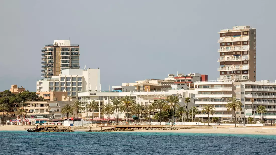 Blick auf Magaluf auf Mallorca, wo sechs Männer eine junge Britin vergewaltigt haben sollen. - Bild: John-Patrick Morarescu/ZUMA Wire/dpa