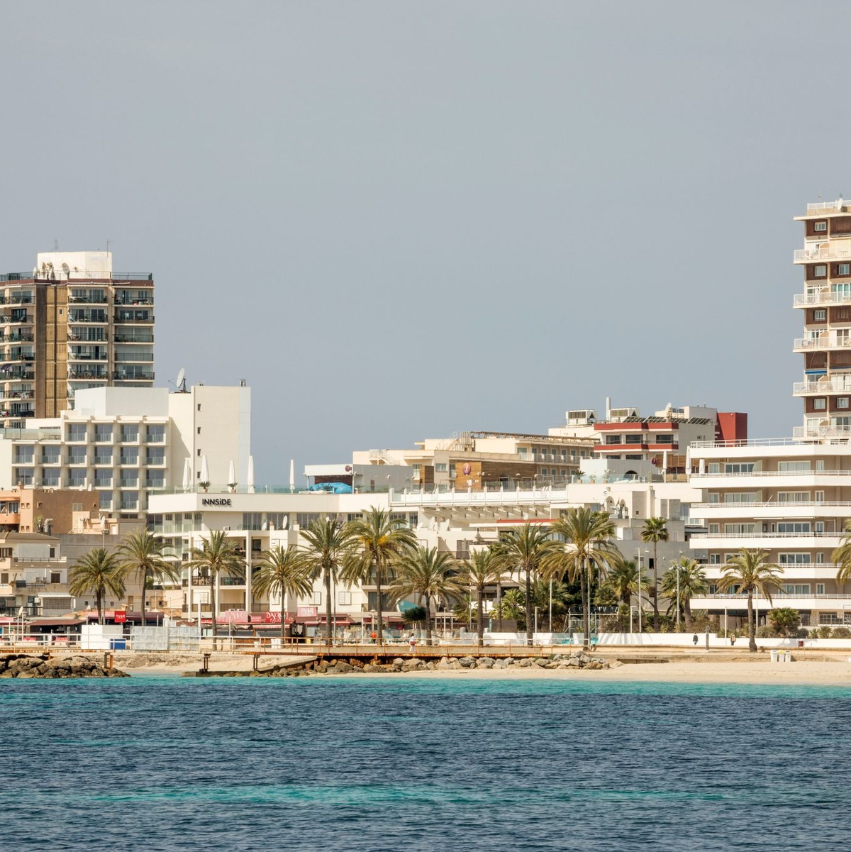 Blick auf Magaluf auf Mallorca, wo sechs Männer eine junge Britin vergewaltigt haben sollen. - Foto: John-Patrick Morarescu/ZUMA Wire/dpa