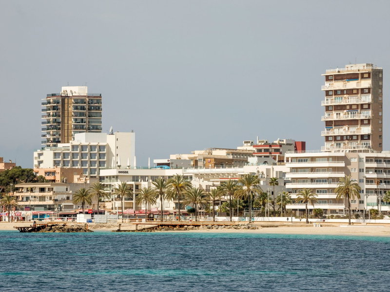 Blick auf Magaluf auf Mallorca, wo sechs Männer eine junge Britin vergewaltigt haben sollen. - Foto: John-Patrick Morarescu/ZUMA Wire/dpa
