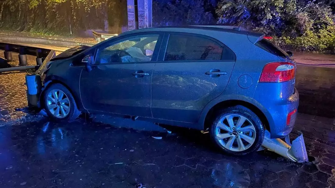 POL-WHV: Unfall in Jever: LKW fährt gegen Ampelanlage - Bild: presseportal.de