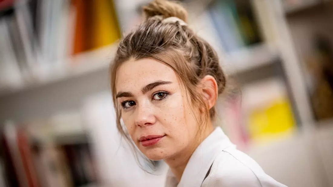 Ronja von Rönne hat ein neues Buch: «Trotz». - Bild: Fabian Sommer/dpa