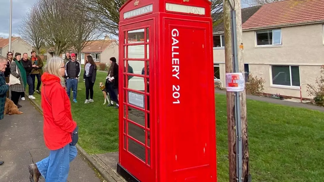 Die typischen roten Telefonzellen in Großbritannien verschwinden mehr und mehr aus dem Straßenbild. - Bild: Bt Group/PA Media/dpa