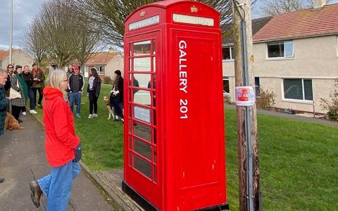 Die typischen roten Telefonzellen in Großbritannien verschwinden mehr und mehr aus dem Straßenbild. - Foto: Bt Group/PA Media/dpa