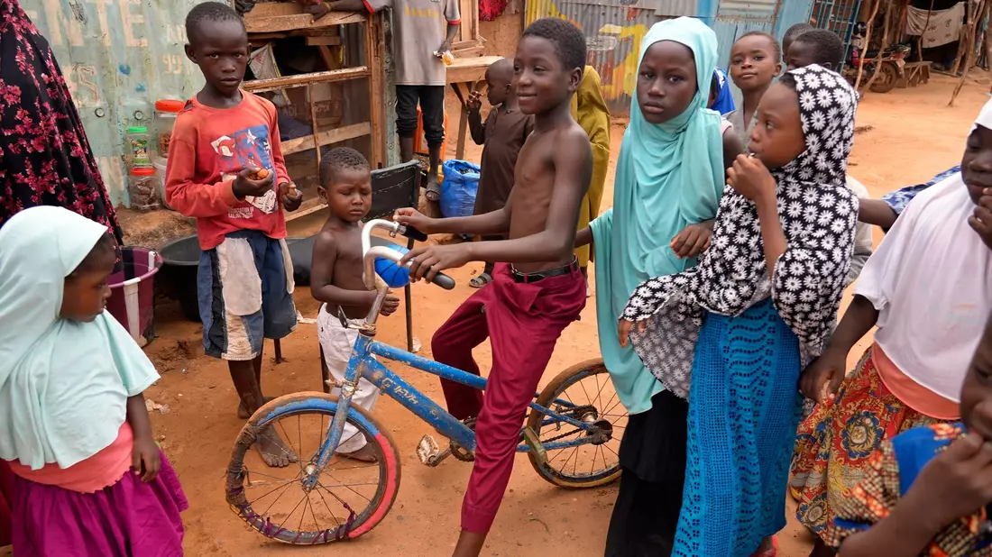 Kinder spielen auf der Straße. Nach dem Putsch im Niger befürchten Experten eine anstehende Lebensmittelkrise. - Bild: Sam Mednick/AP/dpa