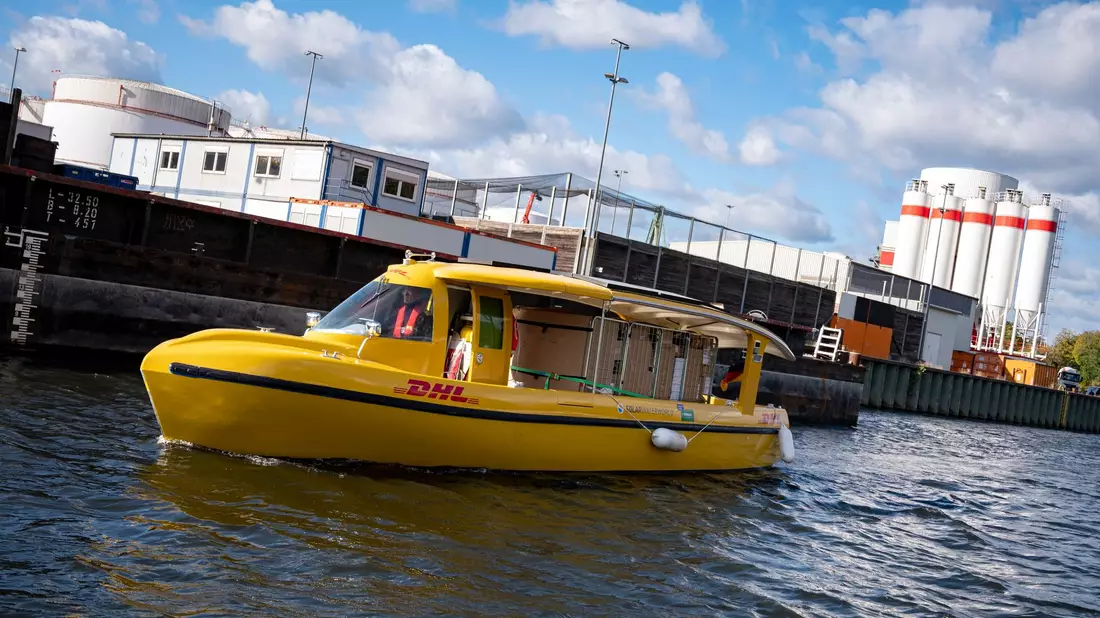Ein Solarschiff der DHL der Deutschen Post fährt in den Westhafen Berlin. Der Logistikkonzern will die Postlieferung per Schiff ausbauen. - Bild: Fabian Sommer/dpa