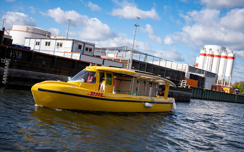 Ein Solarschiff der DHL der Deutschen Post fährt in den Westhafen Berlin. Der Logistikkonzern will die Postlieferung per Schiff ausbauen. - Foto: Fabian Sommer/dpa
