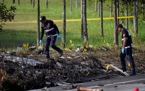 Polizisten ermittelt an der Absturzstelle des Kleinflugzeugs in Malaysia. - Foto: Vincent Thian/AP