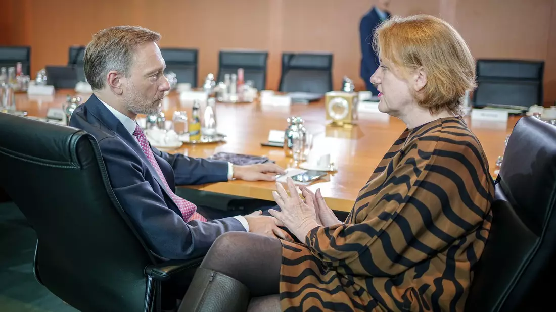 Christian Lindner (FDP) und Lisa Paus (Bündnis 90/Die Grünen) in einer Sitzung des Bundeskabinetts im Bundeskanzleramt. - Bild: Kay Nietfeld/dpa