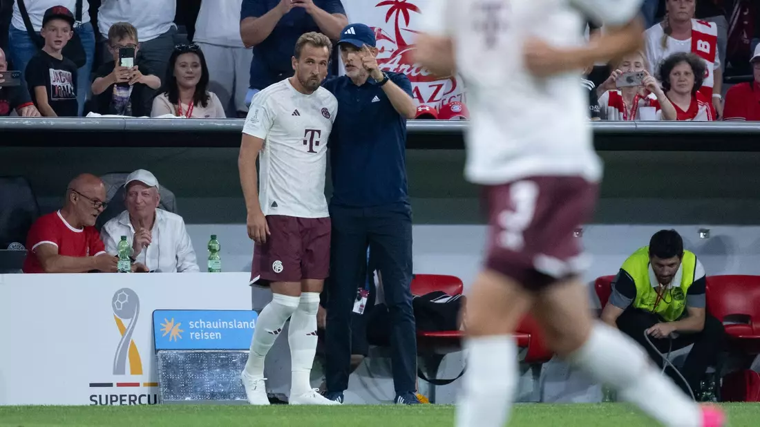 Bayerns Trainer Thomas Tuchel (r) setzt beim Bundesligastart auf Hoffnungsträger Harry Kane. - Bild: Sven Hoppe/dpa