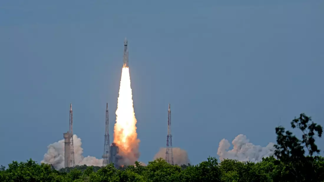 Das indische Raumschiff Chandrayaan-3, das Wort für Mondfahrzeug in Sanskrit, startet vom Satish Dhawan Space Centre im indischen Sriharikota. - Bild: Aijaz Rahi/AP/dpa