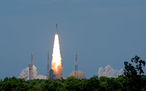 Das indische Raumschiff Chandrayaan-3, das Wort für Mondfahrzeug in Sanskrit, startet vom Satish Dhawan Space Centre im indischen Sriharikota. - Foto: Aijaz Rahi/AP/dpa
