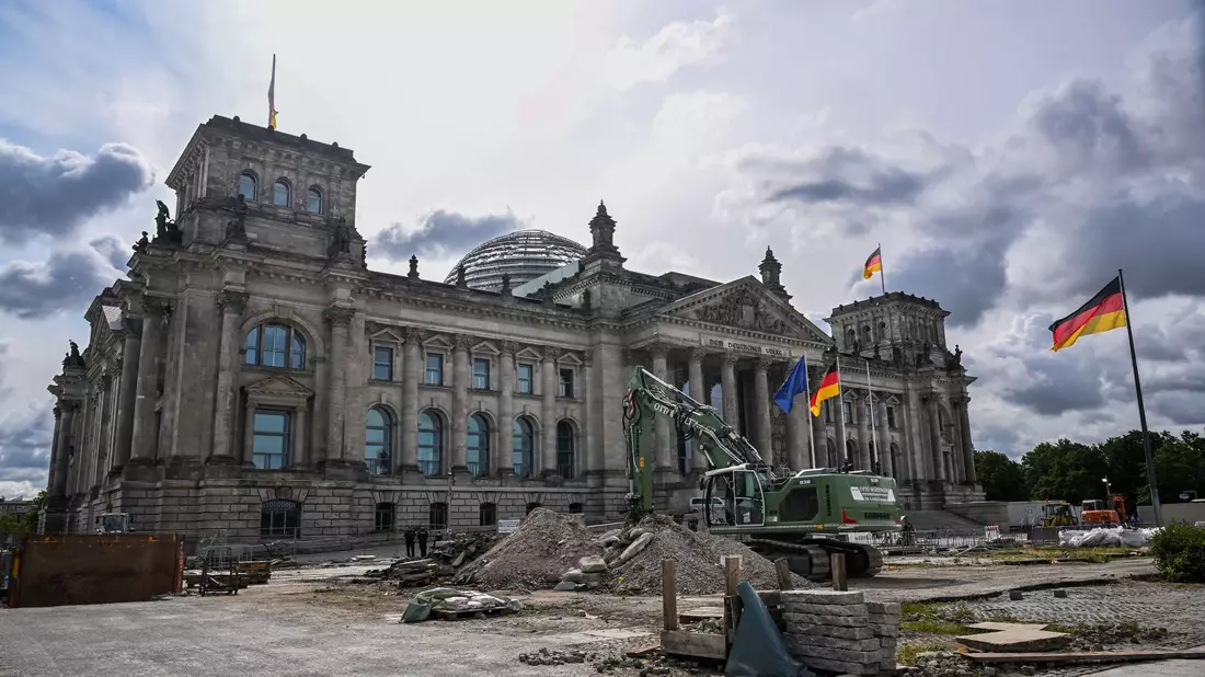 Die Baustelle vor dem Reichstagsgebäude könnte auch eine Metapher für die vielen Baustellen der Ampel-Regierung derzeit sein. - Bild: Britta Pedersen/dpa