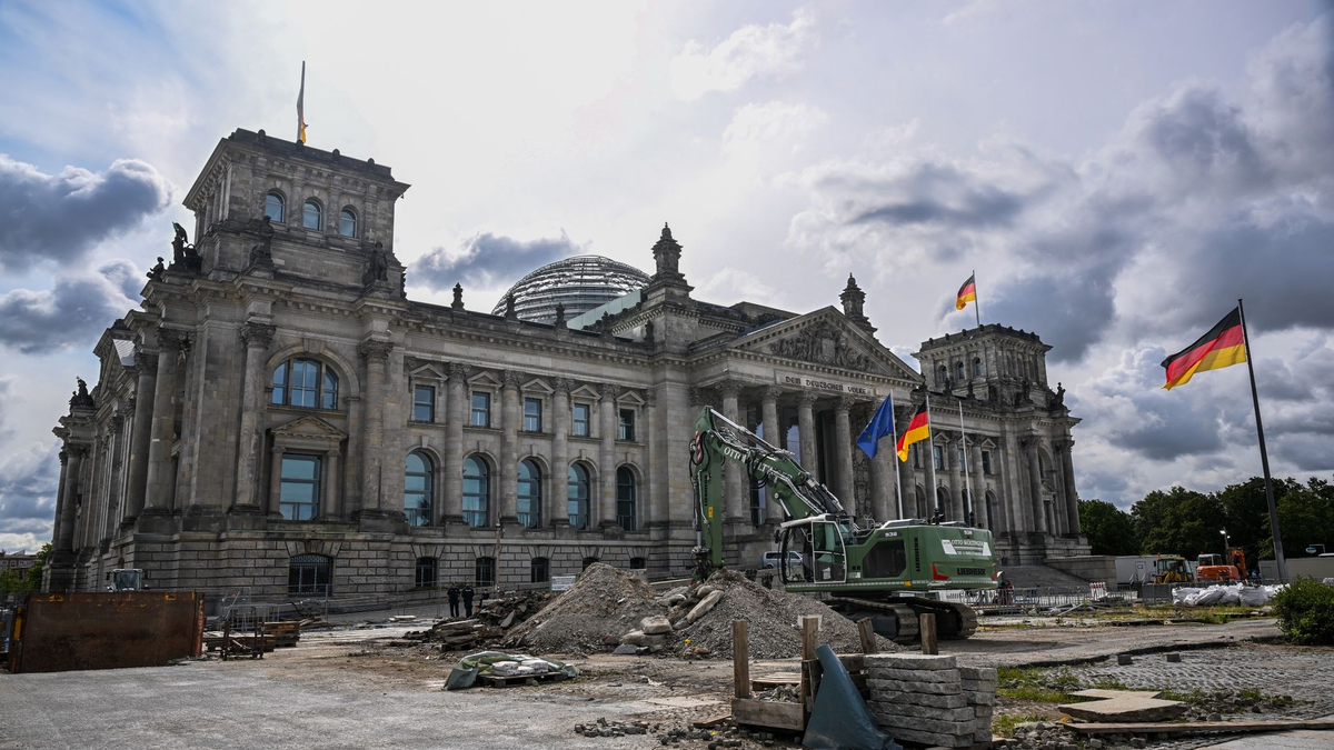 Die Baustelle vor dem Reichstagsgebäude könnte auch eine Metapher für die vielen Baustellen der Ampel-Regierung derzeit sein. - Foto: Britta Pedersen/dpa