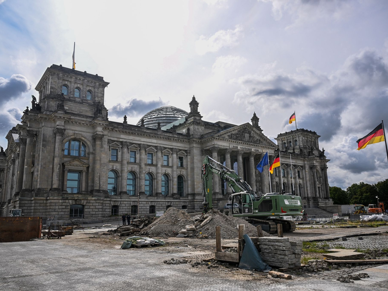 Die Baustelle vor dem Reichstagsgebäude könnte auch eine Metapher für die vielen Baustellen der Ampel-Regierung derzeit sein. - Foto: Britta Pedersen/dpa