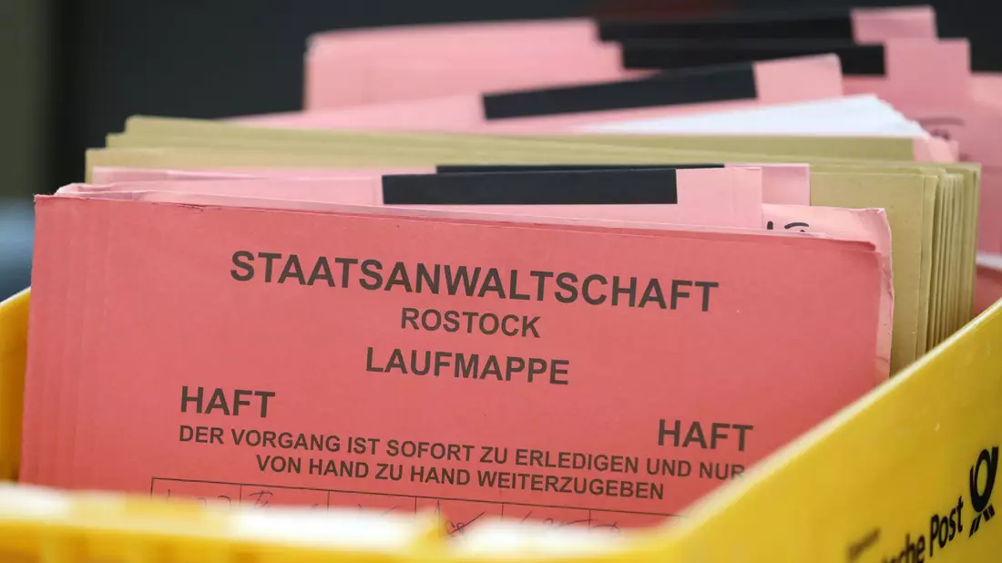 Unterlagen der Staatsanwaltschaft Rostock bei einem Prozess im Landgericht (Symbolfoto). Die Anklagebehörde lehnte Ermittlungen gegen einen LNG-Manager ab. - Bild: dpa