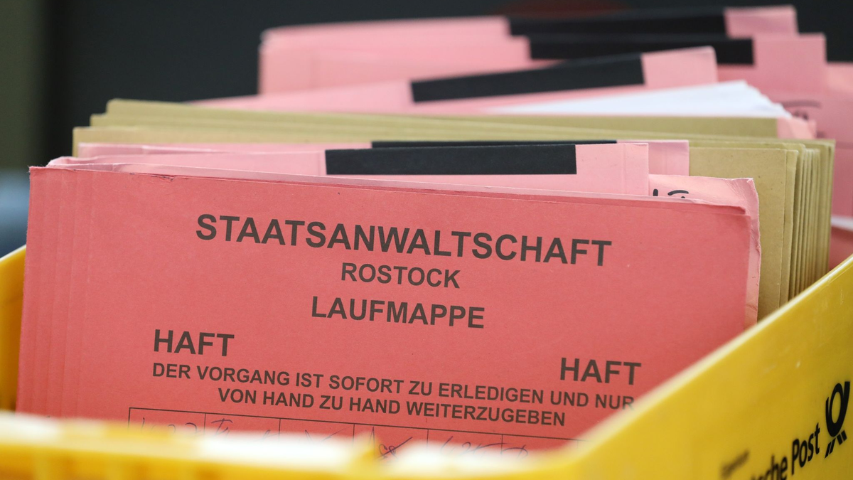 Unterlagen der Staatsanwaltschaft Rostock bei einem Prozess im Landgericht (Symbolfoto). Die Anklagebehörde lehnte Ermittlungen gegen einen LNG-Manager ab. - Foto: dpa