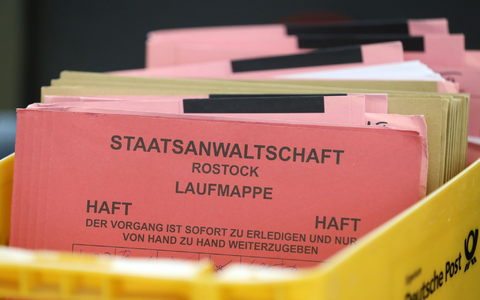 Unterlagen der Staatsanwaltschaft Rostock bei einem Prozess im Landgericht (Symbolfoto). Die Anklagebehörde lehnte Ermittlungen gegen einen LNG-Manager ab. - Foto: dpa