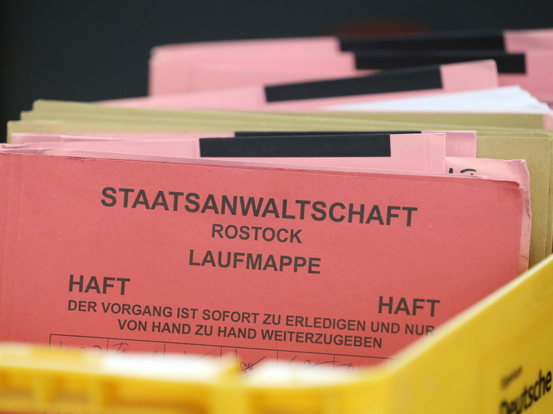 Unterlagen der Staatsanwaltschaft Rostock bei einem Prozess im Landgericht (Symbolfoto). Die Anklagebehörde lehnte Ermittlungen gegen einen LNG-Manager ab. - Foto: dpa