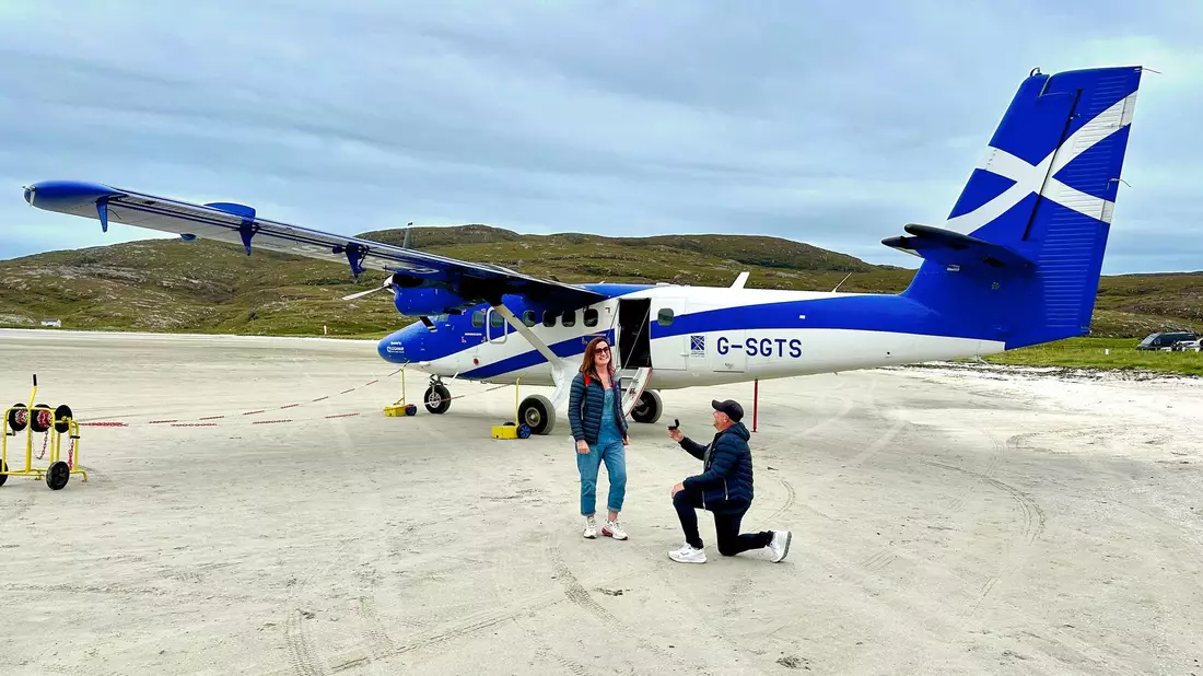 «Bridget, willst du mich heiraten» steht im Sand der Landebahn. - Bild: Stephen McCann/Big Partnership /dpa