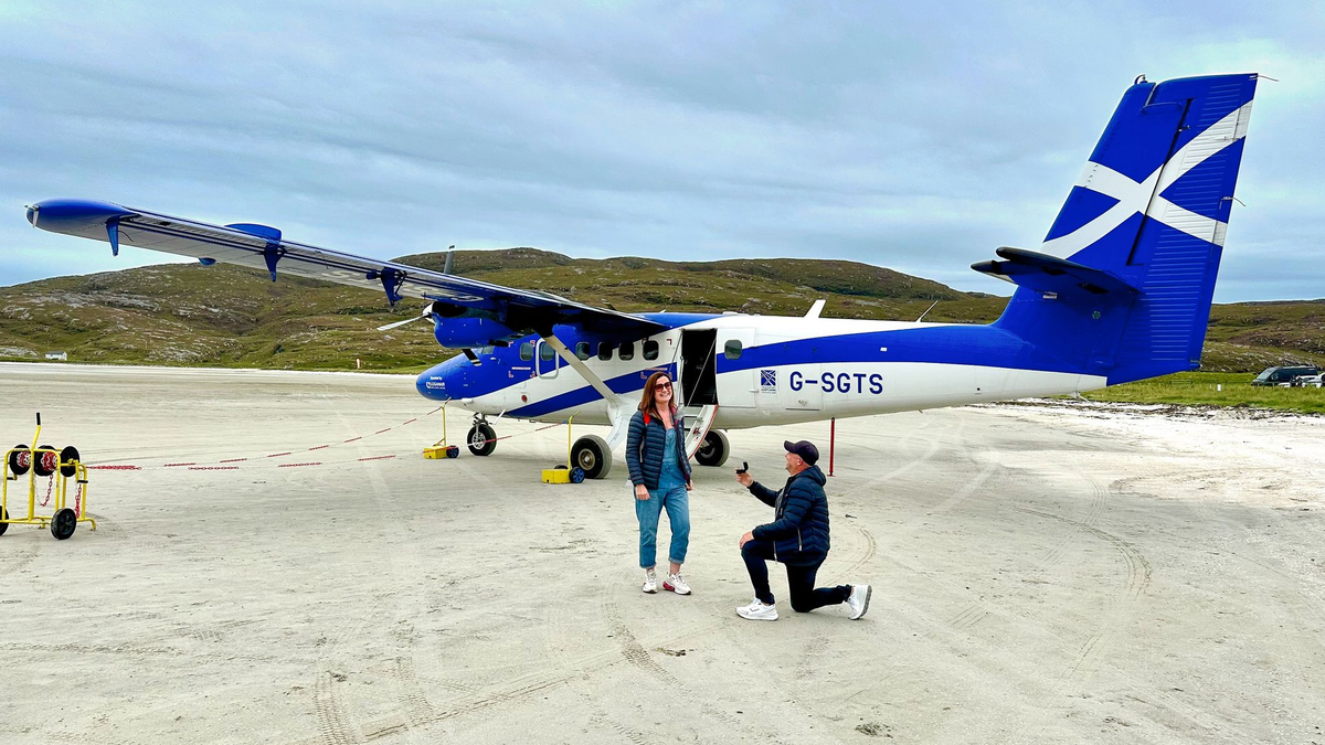 «Bridget, willst du mich heiraten» steht im Sand der Landebahn. - Foto: Stephen McCann/Big Partnership /dpa