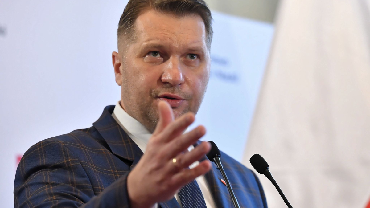 Polens Bildungsminister Przemyslaw Czarnek spricht bei einer Pressekonferenz. - Foto: Piotr Nowak/PAP/dpa