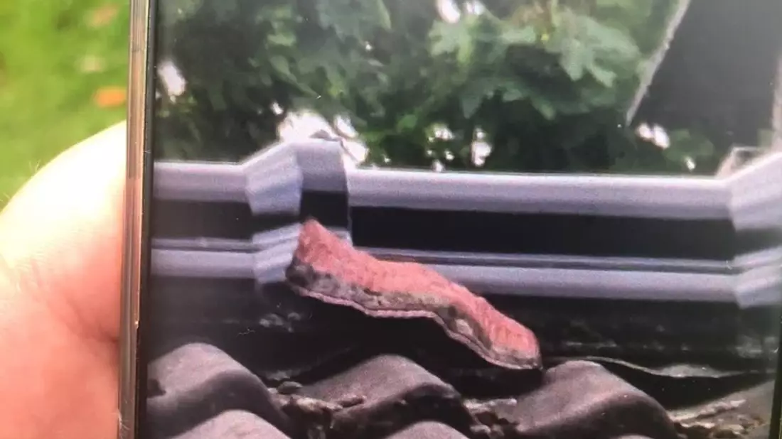 Ein Stück Bauschaum quilt aus einer Dachkante in Neuss. - Bild: Polizei Rhein-Kreis Neuss/dpa