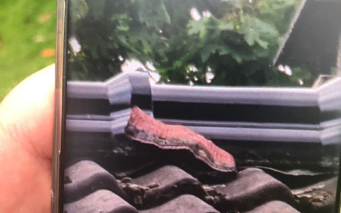 Ein Stück Bauschaum quilt aus einer Dachkante in Neuss. - Foto: Polizei Rhein-Kreis Neuss/dpa