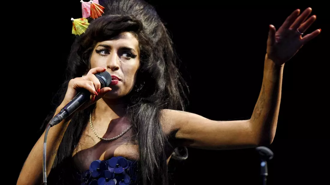 «Ich bin vielleicht ein bisschen exzentrisch und laut, auch komisch, aber nur, weil mich nicht viele Menschen kennen», heißt es in einer Aufzeichnung der Sängerin Amy Winehouse. - Bild: FRANTZESCO KANGARIS/EPA FILES/dpa/Archiv