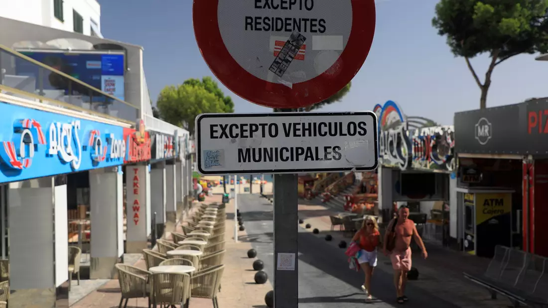 Verkehrsschilder an einer Promenade in Magaluf. - Bild: Clara Margais/dpa