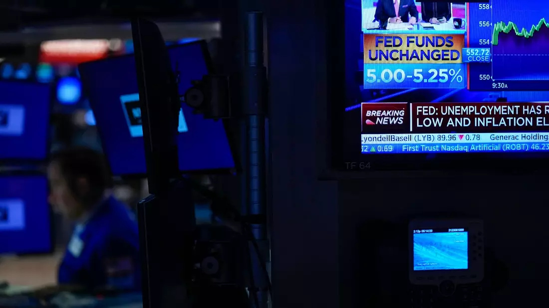 Ein Fernseher zeigt Nachrichten zur Federal Reserve (Fed). (Archivbild) - Bild: Seth Wenig/AP/dpa