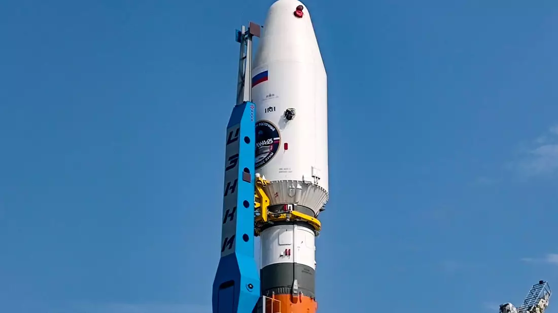 Die Trägerrakete vom Typ Sojus-2.1b mit der Raumsonde «Luna-25» an Bord steht am Startplatz auf dem Weltraumbahnhof Wostotschny. - Bild: Uncredited/Roscosmos State Space Corporation/AP/dpa