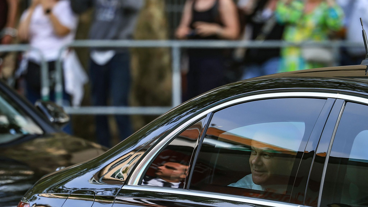 Bundeskanzler Olaf Scholz blickt aus seinem Dienstwagen. - Foto: Oliver Berg/dpa