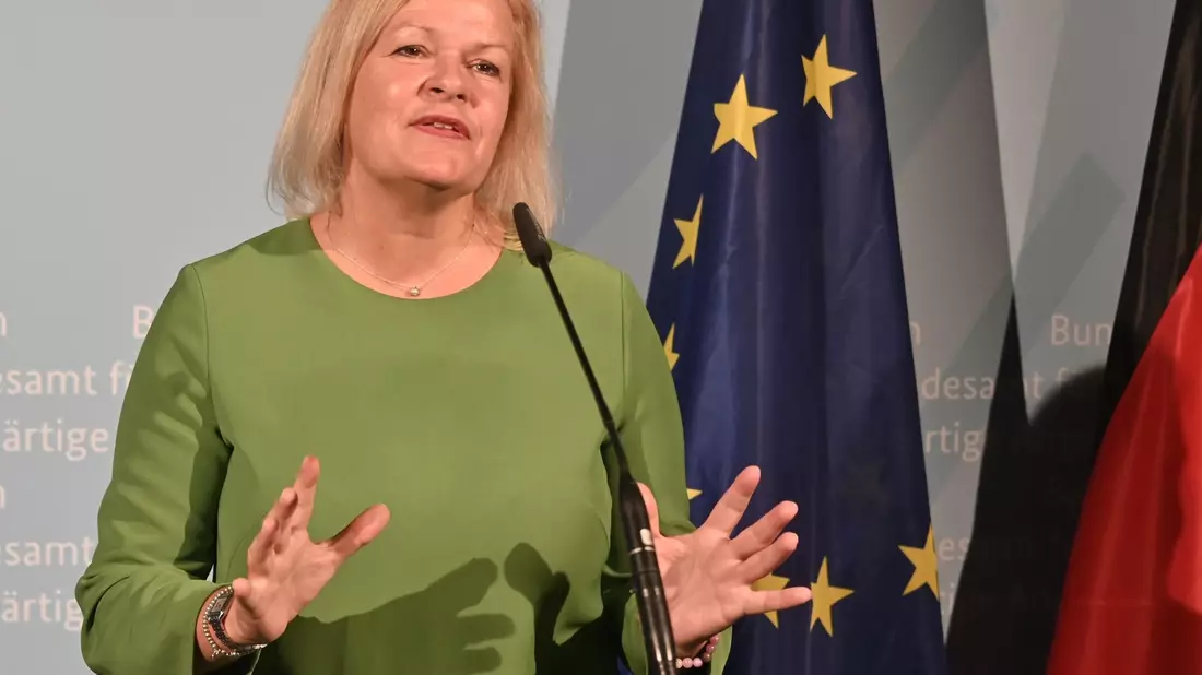 «Ich bin strikt dagegen, das individuelle Asylrecht abzuschaffen», sagt Innenministerin Nancy Faeser. - Bild: Bernd Settnik/dpa