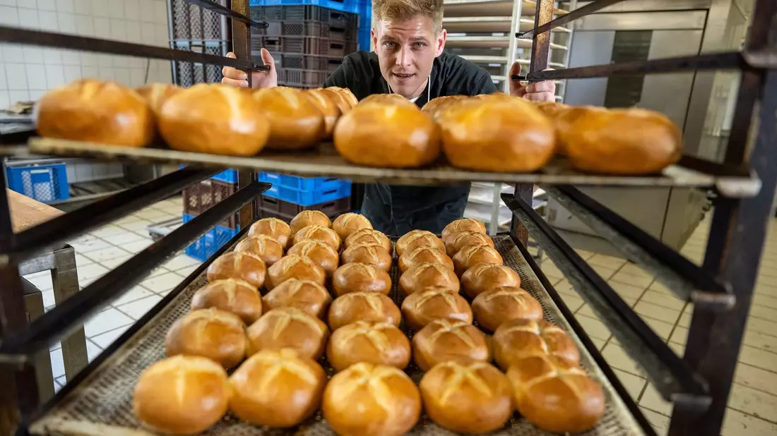 Inzwischen in der sechsten Generation beschäftigt die Brücklmaier Bäckerei rund 70 Mitarbeiter in fünf Filialen in München und drei im Umland. - Bild: Peter Kneffel/dpa