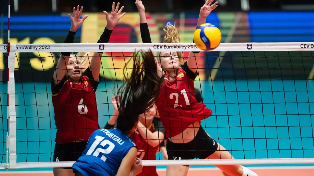 Die DVV-Frauen um Antonia Stautz (l) und Camilla Weitzel gewannen gegen Griechenland mit 3:0 in Sätzen. - Bild: Marius Becker/dpa