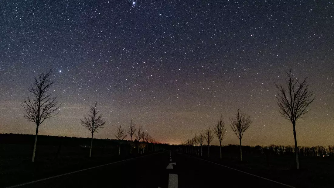 Ein kleiner Teil der Milchstraße am nächtlichen Sternenhimmel. - Bild: Patrick Pleul/dpa-Zentralbild/dpa