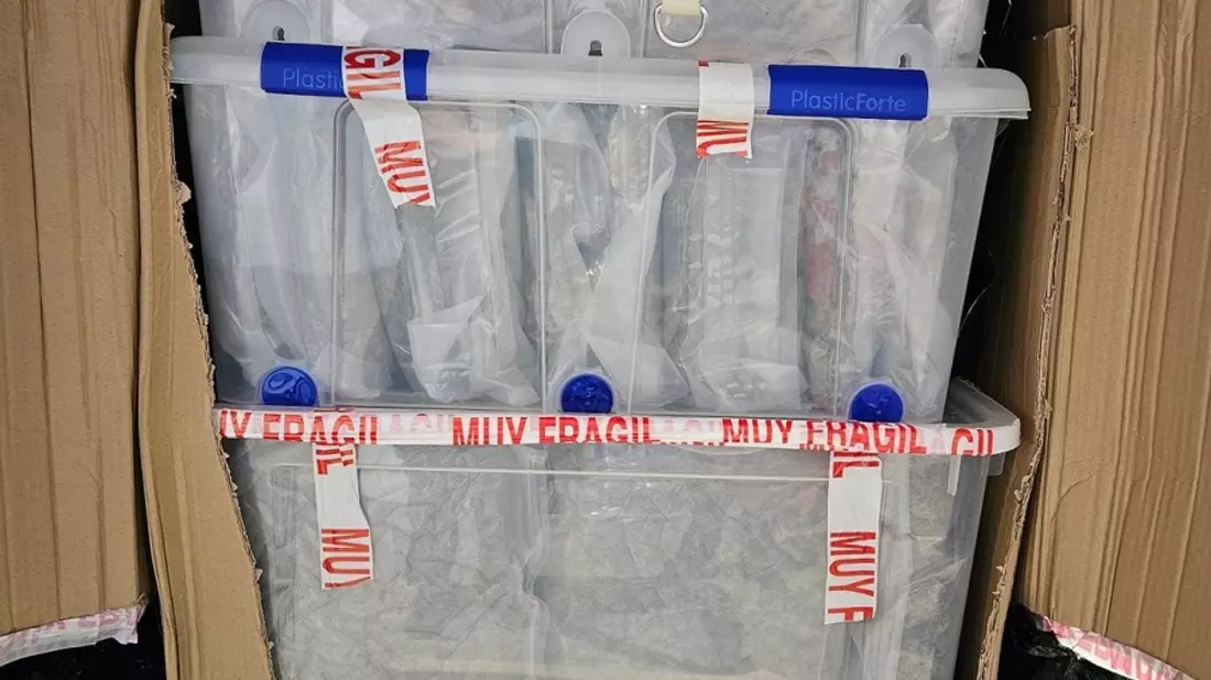 HZA-AC: Aachener Zoll findet Crystal Meth in Heizkörpern - Mutmaßlicher Drogenkurier hat fast fünfeinhalb Kilo Crystal Meth und in Holzkiste eingepferchten Vogel im Wagen - Bild: presseportal.de