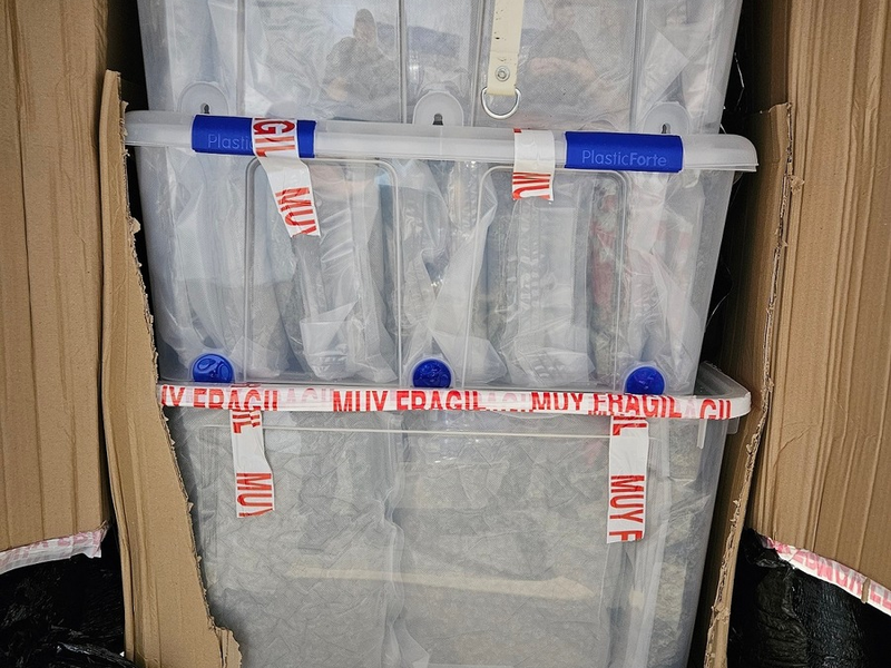 HZA-AC: Aachener Zoll findet Crystal Meth in Heizkörpern - Mutmaßlicher Drogenkurier hat fast fünfeinhalb Kilo Crystal Meth und in Holzkiste eingepferchten Vogel im Wagen - Foto: presseportal.de