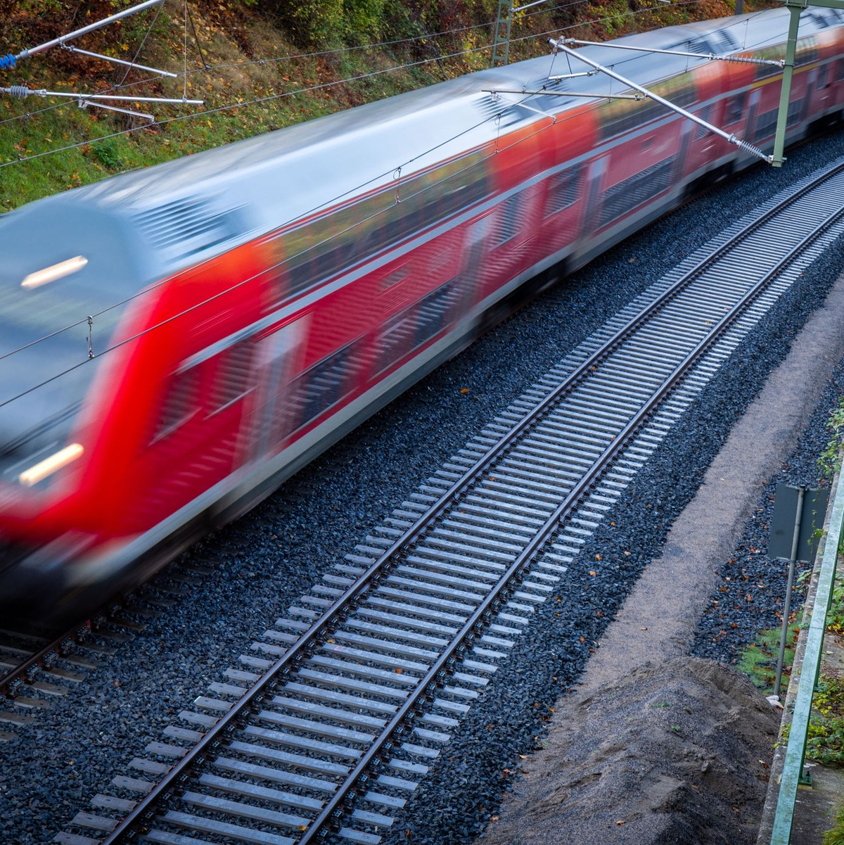 Das Deutschlandticket gilt als Nachfolger des im vergangenen Jahr auf drei Monate beschränkten 9-Euro-Tickets und soll Fahrten im öffentlichen Personennahverkehr einfacher und erschwinglicher machen. - Foto: Jens Büttner/dpa