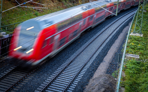 Das Deutschlandticket gilt als Nachfolger des im vergangenen Jahr auf drei Monate beschränkten 9-Euro-Tickets und soll Fahrten im öffentlichen Personennahverkehr einfacher und erschwinglicher machen. - Foto: Jens Büttner/dpa