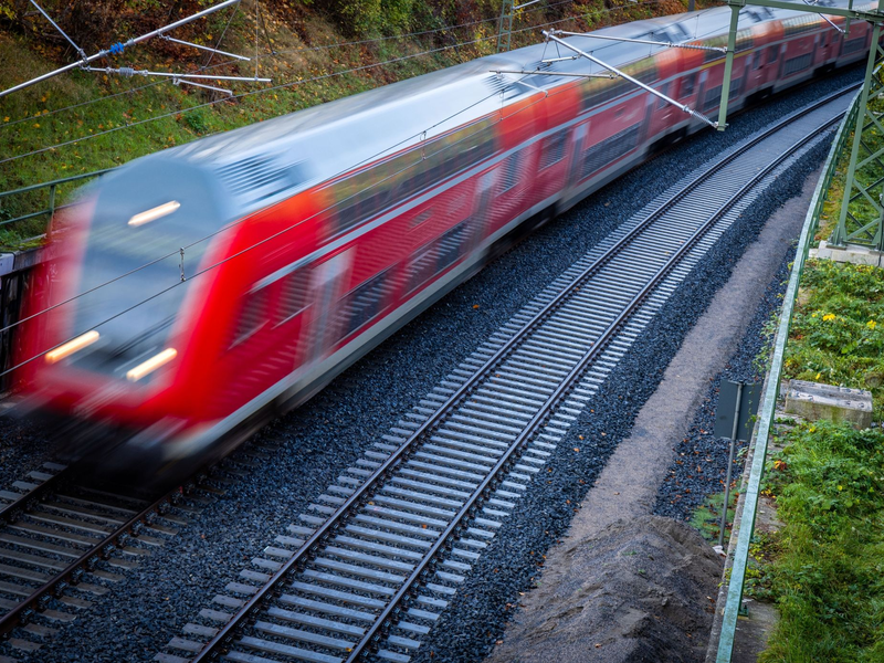 Das Deutschlandticket gilt als Nachfolger des im vergangenen Jahr auf drei Monate beschränkten 9-Euro-Tickets und soll Fahrten im öffentlichen Personennahverkehr einfacher und erschwinglicher machen. - Foto: Jens Büttner/dpa