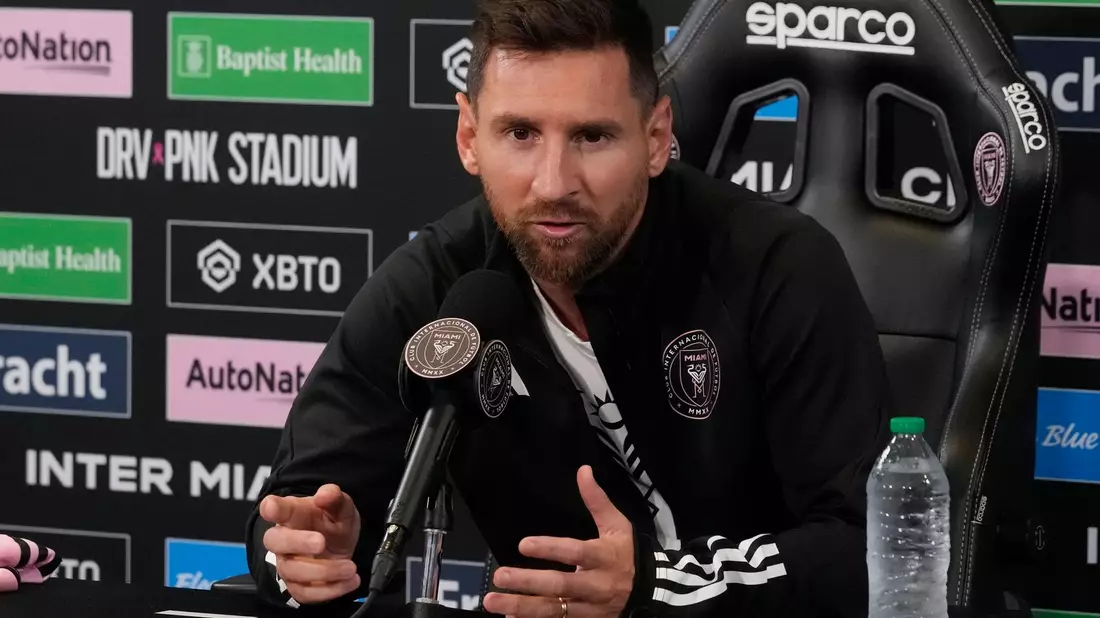 Miamis Lionel Messi beantwortet eine Frage während einer Pressekonferenz. - Bild: Marta Lavandier/AP/dpa