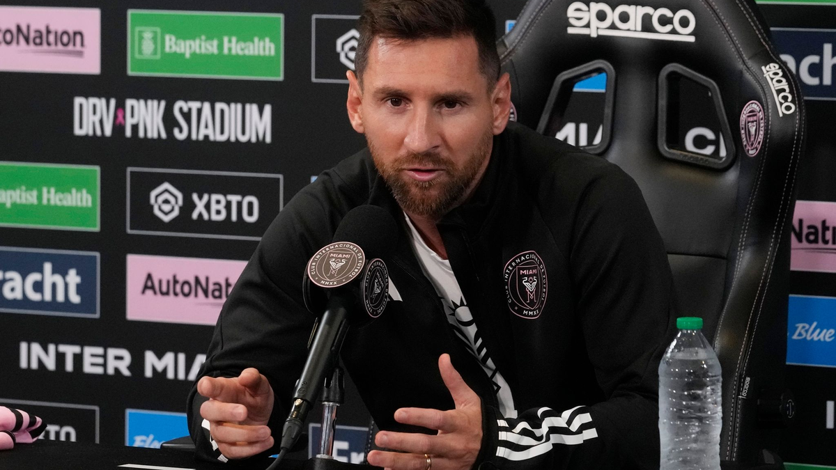Miamis Lionel Messi beantwortet eine Frage während einer Pressekonferenz. - Foto: Marta Lavandier/AP/dpa