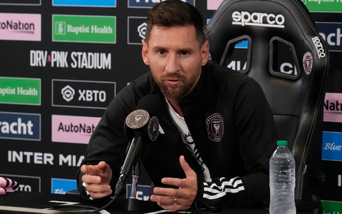 Miamis Lionel Messi beantwortet eine Frage während einer Pressekonferenz. - Foto: Marta Lavandier/AP/dpa