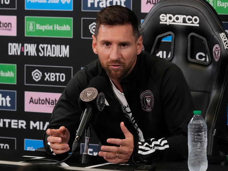 Miamis Lionel Messi beantwortet eine Frage während einer Pressekonferenz. - Foto: Marta Lavandier/AP/dpa